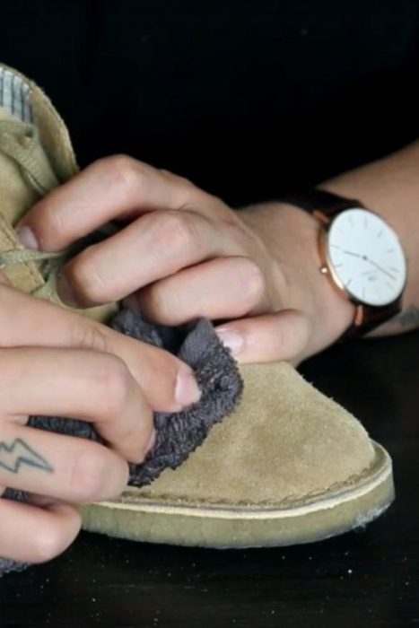 نحوه تمیز کردن لکه های مختلف از روی کفش مخمل